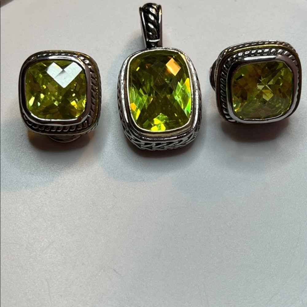 Elegant Silver and Green Jewelry Set Pendant & earrings